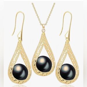 Stunning Neiman Marcus 18KT dip  Genuine black Pearl oval necklace earrings set